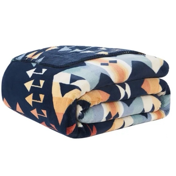 Pendleton Plush Throw 50" x 70" - Picture 2 of 5